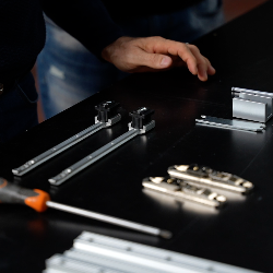 Binario ammortizzato per porta scorrevole in plexiglass