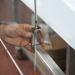 Montaggio maniglia per porta scorrevole in plexiglass